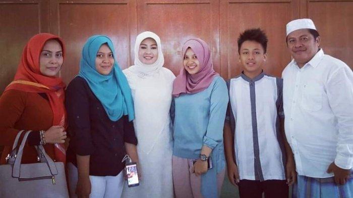 Potret keluarga Alwi Husen Maolana bersama Bupati Pandegelang Irna Nurita
