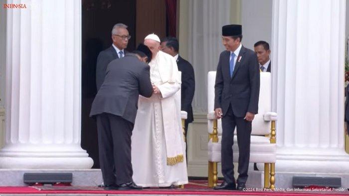 Penuh Rasa Hormat, Prabowo Bungkukkan Badan Hingga 6 kali Saat Bersalaman Dengan Paus Fransiskus