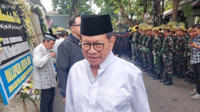 MELAYAT KE RUMAH DUKA - Gubernur Jakarta Pramono Anung terlihat melayat ke rumah duka mantan Menpan RB Syafruddin di Jl Cibulan 7 No 30 RT 7 RW 06. Petogogan Kecamatan Kebayoran Baru, Jakarta Selatan, Jumat (21/2/2025). Pramono menolak memberi keterangan terkait retret kepala daerah di Akmil Magelang selama sepekan.