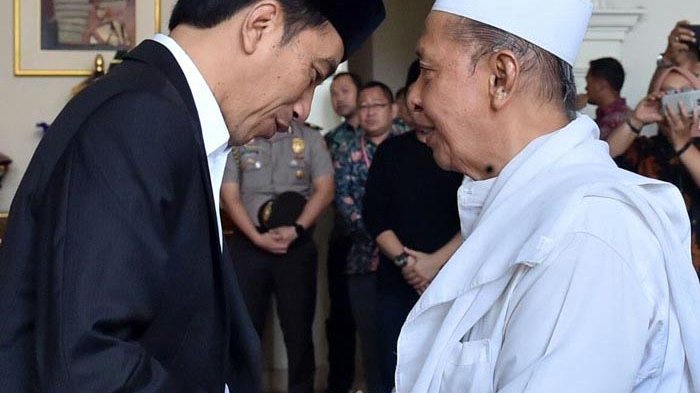 Presiden Joko Widodo melayat ke kediaman Hamzah Haz di kawasan Patra Kuningan, Jakarta Selatan, Selasa (12/9/2017) pagi.