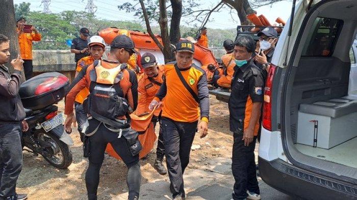 Petugas SAR mengevakuasi jasad seorang pria yang lompat ke Kali Cengkareng.