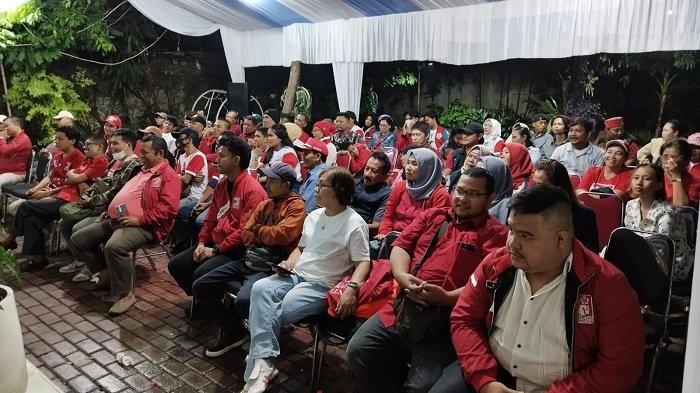 Ratusan kader PSI mengunjungi rumah Supian Suri, Senin (9/9/2024) malam.