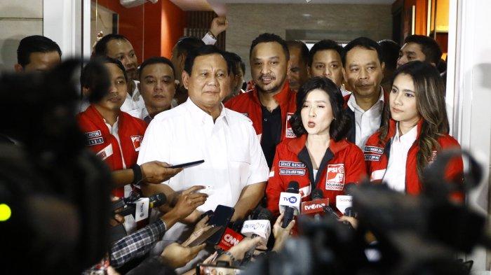 Bakal calon presiden sekaligus Ketua Umum Partai Gerindra Prabowo Subianto beserta rombongan menyambangi Kantor DPP Partai Solidaritas Indonesia (PSI), Jalan Wahid Hasyim, Jakarta, Rabu (2/7/2023). Mereka disambut oleh sejumlah petinggi PSI, di antaranya Wakil Ketua Dewan Pembina PSI Grace Natalie dan Ketua Umum DPP PSI Giring Ganesha. Prabowo Subianto menyebut memiliki kesamaan pandangan dalam konsep membangun bangsa dengan PSI. Warta Kota/YULIANTO