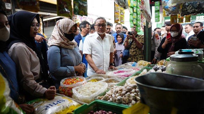 Menteri Perdagangan Zulkifli Hasan mengatakan, harga sejumlah barang kebutuhan pokok (bapok) di Salatiga, Jawa Tengah terpantau stabil, bahkan turun.