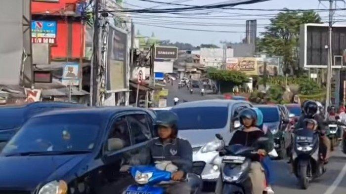 Kendaraan yang hendak ke kawasan Puncak, Kabupaten Bogor, Jawa Barat, Jumat (12/4/2024), macet parah karena libur lebaran yang masih panjang.