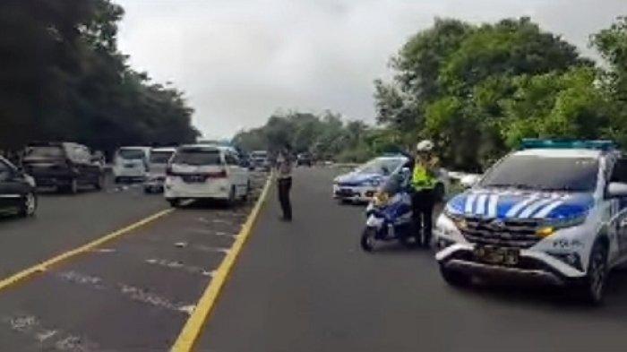 Polisi menerapkan beberapa skema rekayasa lalin buat kendaraan yang hendak ke kawasan Puncak, Jumat (12/4/2024).
