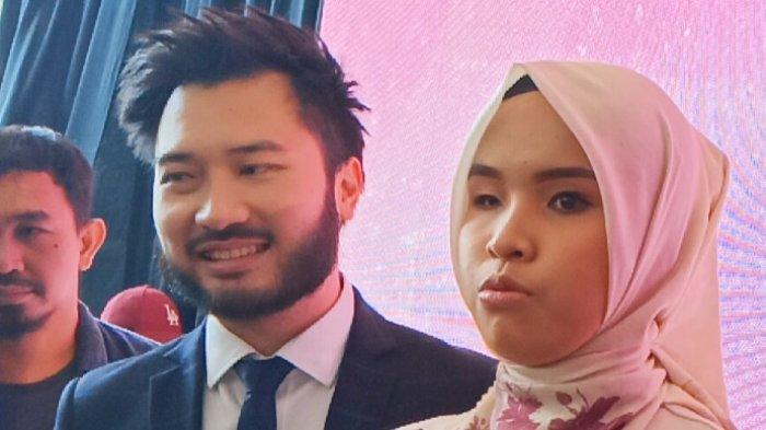 Penyanyi Putri Ariani dan Rudy Salim di kawasan Pluit, Jakarta Utara, Selasa (11/7/2203). Putri Ariani mengatakan, rumah tersebut memang diberikan Rudy Salim secara cuma-cuma. Namun, Putri Ariani menolaknya.