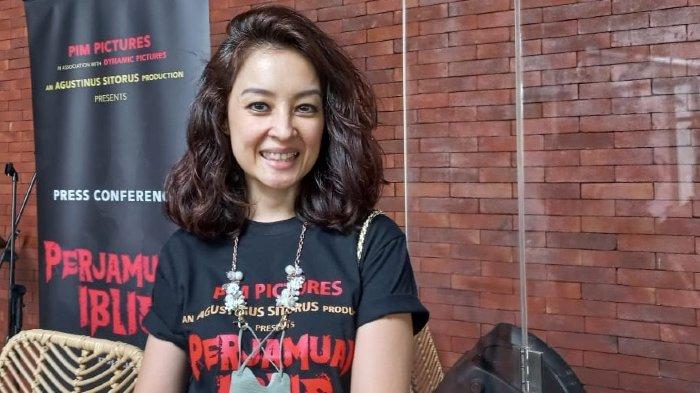 Putri Patricia mengenalkan film Perjamuan Iblis di kawasan Pancoran, Jakarta Selatan, Kamis (18/8/2022). Film horor tersebut menandai kembalinya Putri Patricia ke film layar lebar setelah 10 tahun vakum akting didepan kamera.