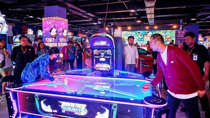 Raffi Ahmad sedang mencoba permainan anak-anak baru yang dikembangkannya di Pluit Village Mall.
