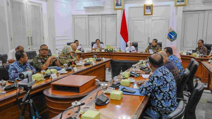 Rapat koordinasi Pemprov DKI dengan BMKG untuk Hadapi Curah Hujan Tinggi di Balai Kota DKI, Kamis (5/12/2024).