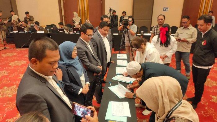 Suasana saat rapat pleno terbuka tingkat Kota Jakarta Barat di hotel Aston Kartika, Grogol, Jakarta Barat, Rabu (4/12/2024).