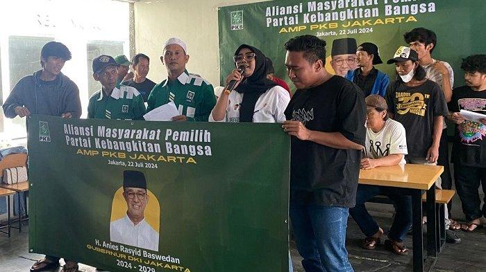 Puluhan relawan yang tergabung dalam Aliansi Masyarakat Pemilih Partai Kebangkitan Bangsa (AMP PKB) Jakarta mendeklarasikan dukungan kepada Anies Baswedan untuk berkontestasi di Pilkada Jakarta 2024. Hal ini diucapkan para relawan di sebuah kafe kawasan Tebet, Jakarta Selatan, Senin (22/7/2024).(KOMPAS.com/Dzaky Nurcahyo)