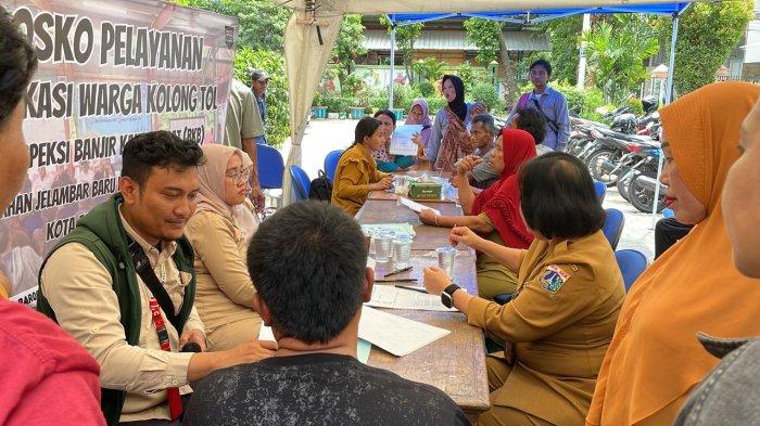 Suasana posko relokasi warga kampung kolong, di halaman Kantor Kelurahan Jelambar Baru, Grogol Petamburan, Jakarta Barat, Selasa (26/11/2024)