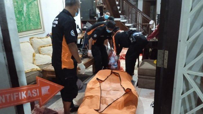 Polisi melakukan cek TKP kasus anak di bawah umur yang menjadi pelaku pembunuhan di Perumahan Taman Bona Indah Lebak Bulus, Jakarta Selatan, Sabtu (30/11/2024). Dari peristiwa ini seorang ayah dan nenek tewas.