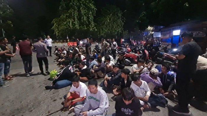 Ratusan pemuda diamankan Polsek Grogol Petamburan, enam orang positif narkoba dan ditemukan tiga Celurit, Rabu (10/4/2024).
