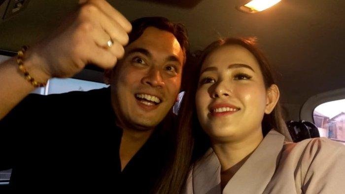Pasangan selebritas Rendy Kjaernett dan Lady Nayoan di Studio TransTV, Mampang Prapatan, Jakarta Selatan, Rabu (23/8/2023).