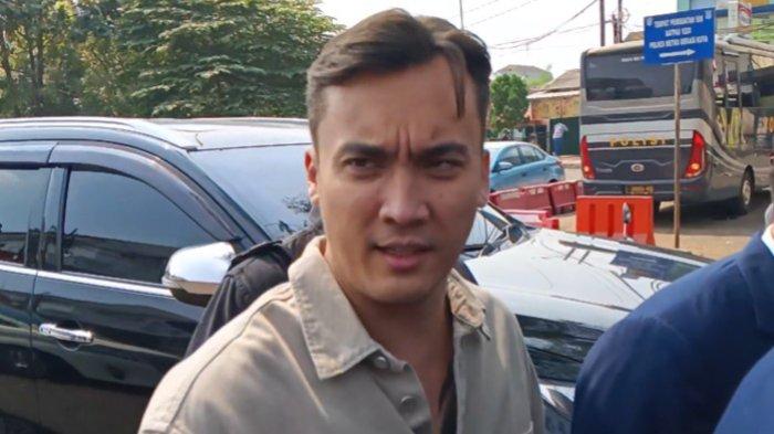 Pemain FTV Rendy Kjaernett menghadiri sidang perdana perceraiannya di Pengadilan Negeri Bekasi, Jawa Barat, Selasa (18/7/2023). Agenda sidang adalah melakukan mediasi atau upaya perdamaian.