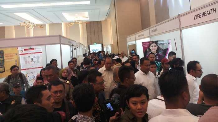 ILUSTRASI PENCARI KERJA - Suasana Job Fair atau Bursa Kerja Nasional ke 19 yang digelar Kementerian Ketenagakerjaan di Harris Convention Hall, Summarecon, Kota Bekasi, Kamis (4/4/2019).