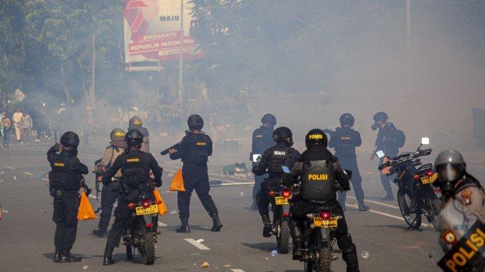 Polisi menembakkan gas air mata saat membubarkan unjuk rasa warga Pulau Rempang di Kantor Badan Pengusahaan (BP) Batam, Batam, Kepulauan Riau, Senin (11/9/2023). Aksi yang menolak rencana pemerintah merelokasi mereka tersebut berakhir ricuh.