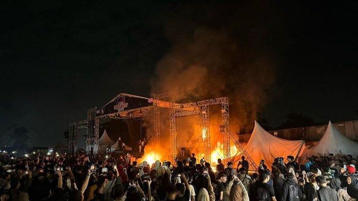 Ratusan muda-mudi marah konser Tangerang Lentera Festival 2024 yang ditunggu batal digelar, Minggu (23/6/2024) malam.