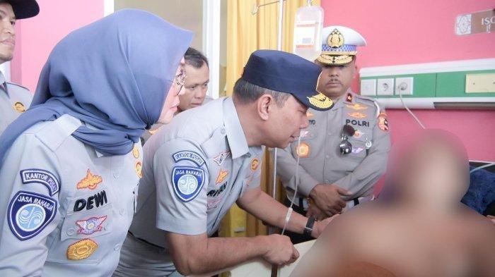 KORBAN KECELAKAAN - Direktur Utama Jasa Raharja Rivan Achmad Purwantono bersama Kakorlantas Polri Brigjen Pol Agus Suryonugroho menjenguk korban kecelakaan di RSUD Ciawi, Bogor, Rabu (5/2/2025). (HO/Jasa Raharja)