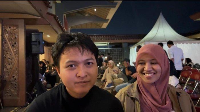 Rizki dan Amira, dua mahasiswa UGM yang terpukau pada Anies Baswedan.