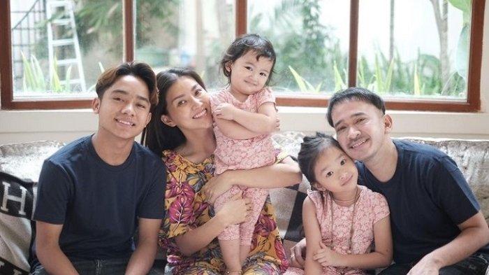POTRET BAHAGIA - Ruben Onsu saat masih bahagia bersama Sarwendah. Tampak anak-anak mereka, Thalia Putri Onsu, Thania Putri Onsu dan Betrand.
