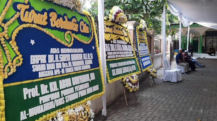 PENUH KARANGAN BUNGA - Rumah duka mantan Menteri Agama Suryadharma Ali di komplek Pondok Pesantren Miftahul Ulum, Jalan KH. Ahmad. Kp. Mariuk, Rt 002/008, Ds Gandasari. Kecamatan Cikarang Barat, Kabupaten Bekasi, Kamis (31/7/2025), dipenuhi karangan bunga. Sebab mantan Ketua Umum PPP itu wafat hari ini.