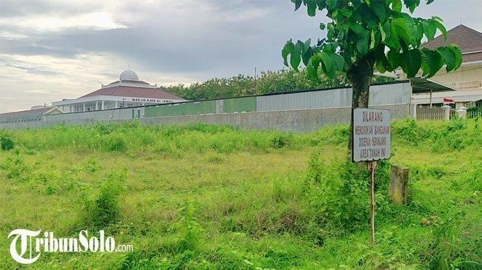 Rumah pensiun Jokowi di tepi Jalan Adi Sucipto, Desa Blulukan, Kecamatan Colomadu, Kabupaten Karanganyar, Jawa Tengah (Jateng), dengan luas lahan 12.000 meter persegi. Saat ini mulai dibangun dan diprediksi selesai 2025.