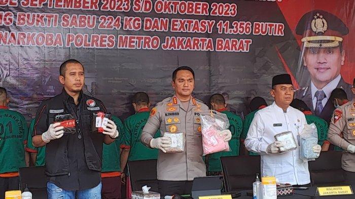 Kombes Pol M. Syahduddi melaksanakan rilis pengungkapan sabu seberat 224 kilogram sabu dan 11.256 ekstasi di Mapolres Metro Jakarta Barat, Jumat (3/11/2023).