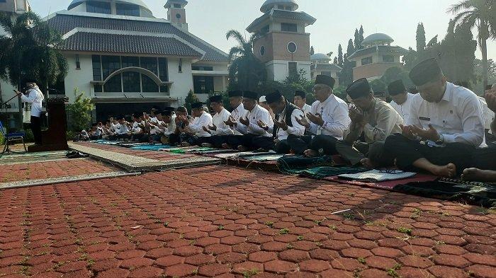 Wali Kota Depo Mohammad Idris memimpin salat istisqa, Kamis (4/101/2023), agar hujan segera turun.