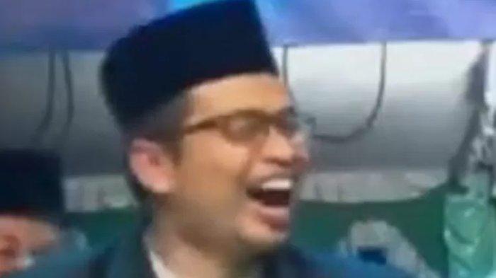 Tokoh agama Usman Ali Salman sedang tertawa saat Gus Miftah membully Sunhaji.