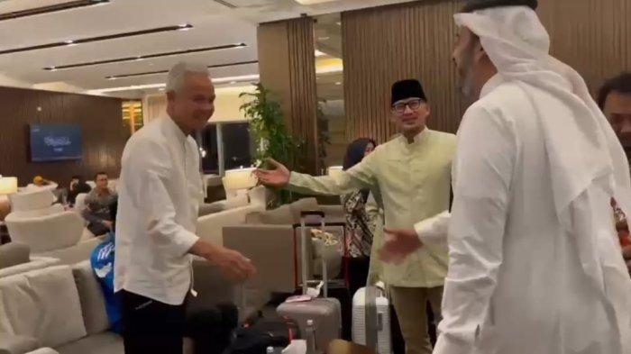 Sandiaga Uno mengenalkan Ganjar Pranowo kepada seorang pejabat Kerajaan Arab Saudi di King Abdulaziz International Airport (KAIA), Jeddah, Arab Saudi pada Sabtu (1/6/2023) sekira pukul 2.37 waktu setempat.