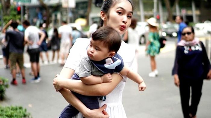 Sandra Dewi saat bersama salah satu putranya. 