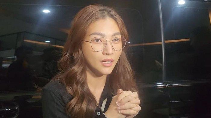Sarwendah, istri Ruben Onsu, baru membesuk sang suami di RS Bunda Menteng, Jakarta Pusat, yang tiba-tiba drop saat acara di Majalengka, Minggu (19/5/2024).