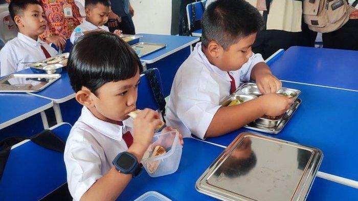 Murid SD penerima program makan bergizi gratis di Jakarta, mengeluh karena tak mendapat susu.