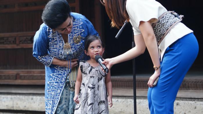 SENIMAN MUDA - Arumi salah satu seniman muda yang ikut menyumbangkan karyanya di Pameran Seni Rupa “AKU INDONESIA #2: Menjelajah Dunia Warna dan Rupa” di Bentara Budaya Jakarta, 23 Juli - 2 Agustus 2025