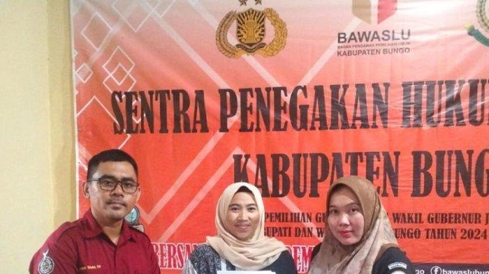 Tim Hukum dan Advokasi pasangan calon Bupati dan Wakil Bupati Bungo Dedy-Dayat saat lapor ke Sentra Gakumdu.