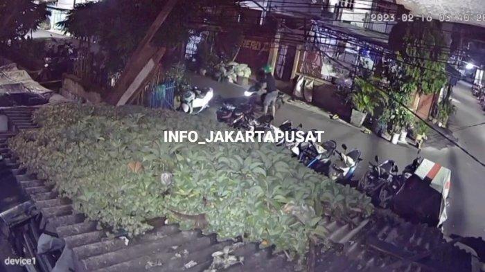 Seorang Pria Pakai Sweater Dan Helm Ojol Terekam CCTV Curi Sepeda Motor ...