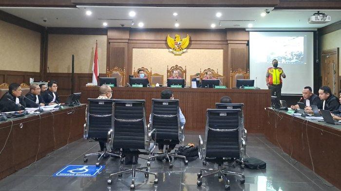 Suasana sidang lanjutan Johnny G Plate agenda pemeriksaan saksi di PN Jakarta Barat dimulai, Selasa (25/7/2023). 
Ki-ka: Anang Achmad Latif - Johnny G Plate - Yohan Suryanto.