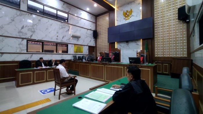 Rizky Novyandi Achmad (31) saat menjalani sidang kasus pembunuhan di PN Depok.