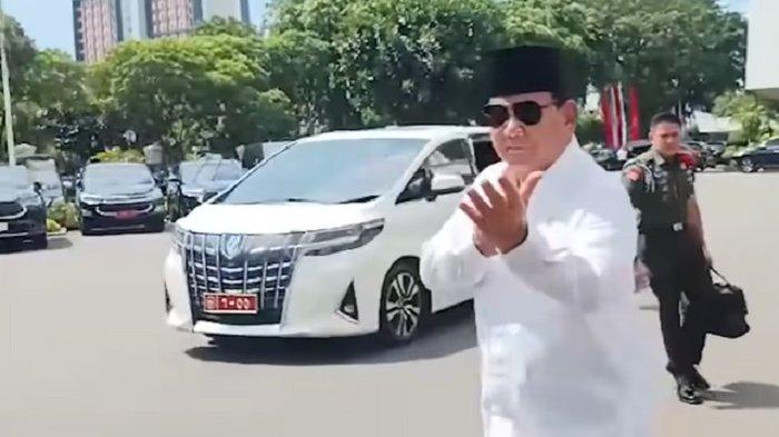 Prabowo Subianto tak kunjung mundur dari Menteri Pertahanan.