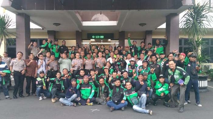 Ilustrasi - Driver ojol berkumpul untuk demo hari ini. 