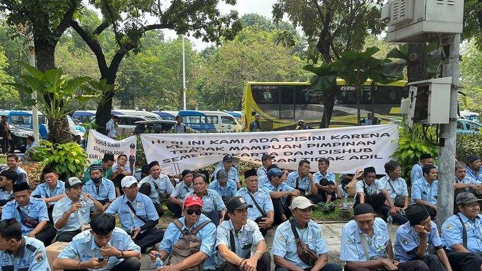Sopir angkutan umum (angkot) demo di Balai Kota, Jakarta Pusat, minta Pemprov Jakarta segera pecat Dirut PT Transjakarta.