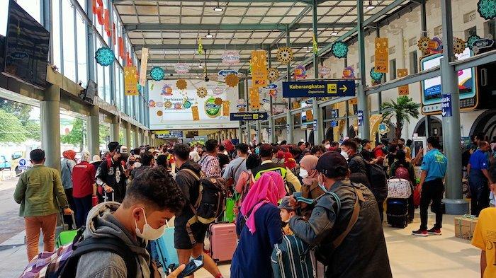 Puncak Mudik Lebaran 2023 Jumlah Penumpang Kereta Di Stasiun Senen Dan