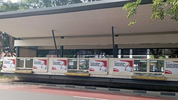 Stiker imbauan dari Penjabat Gubernur DKI Heru Budi Hartono soal terkait Pemilihan Umum (Pemilu) 2024 aman yang tertempel di Halte Transjakarta, menjadi sorotan.