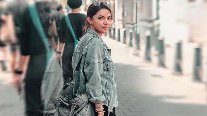 Meski sudah berusia 44 tahun, presenter ternama Najwa Shihab disebut seperti anak SMA yang tengah study tour.Dalam foto yang dibagikan, terlihat Najwa Shihab memakai jaket ripped jeans berwarna abu-abu. Kaca mata hitam bertengger di atas kepalanya. Juga banyak gelang di lengannya menambah kesan casual ibu dua anak itu.