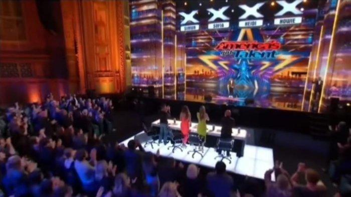 Suasana ketika Cakra Khan ketika mengikuti audisi America's Got Talent (AGT) 2023 di Pasadena Civic Auditorium, Pasadena, California, Amerika Serikat pada Rabu (19/7/2023). Keempat juri memberikan standing ovation