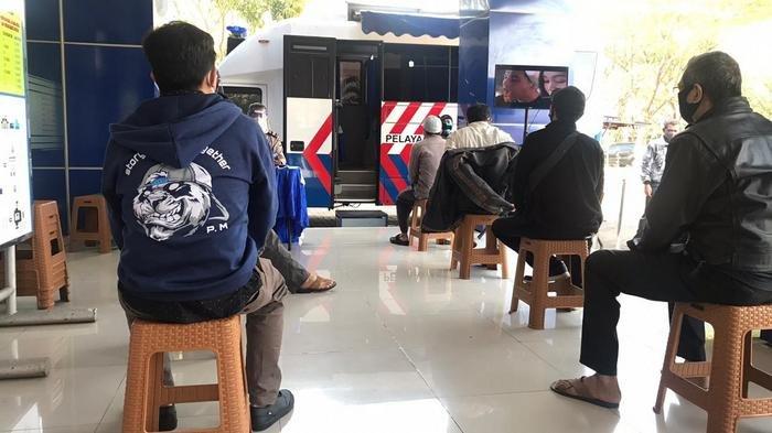 Suasana pelayanan perpanjangan SIM di hari libur Minggu (14/6/2020) di Satpas SIM Daan Mogot, Cengkareng, Jakarta Barat.