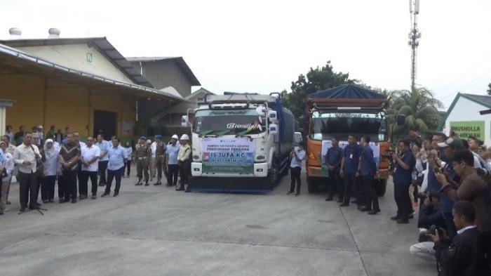Suasana pelepasan pendistribusian beras di Rice Plant Cipinang komplek Pasar Induk Beras (PIB) Cipinang, kelurahan Pisangan Timur, kecamatan Pulogadung, Jakarta Timur, Rabu (21/2/2024).
